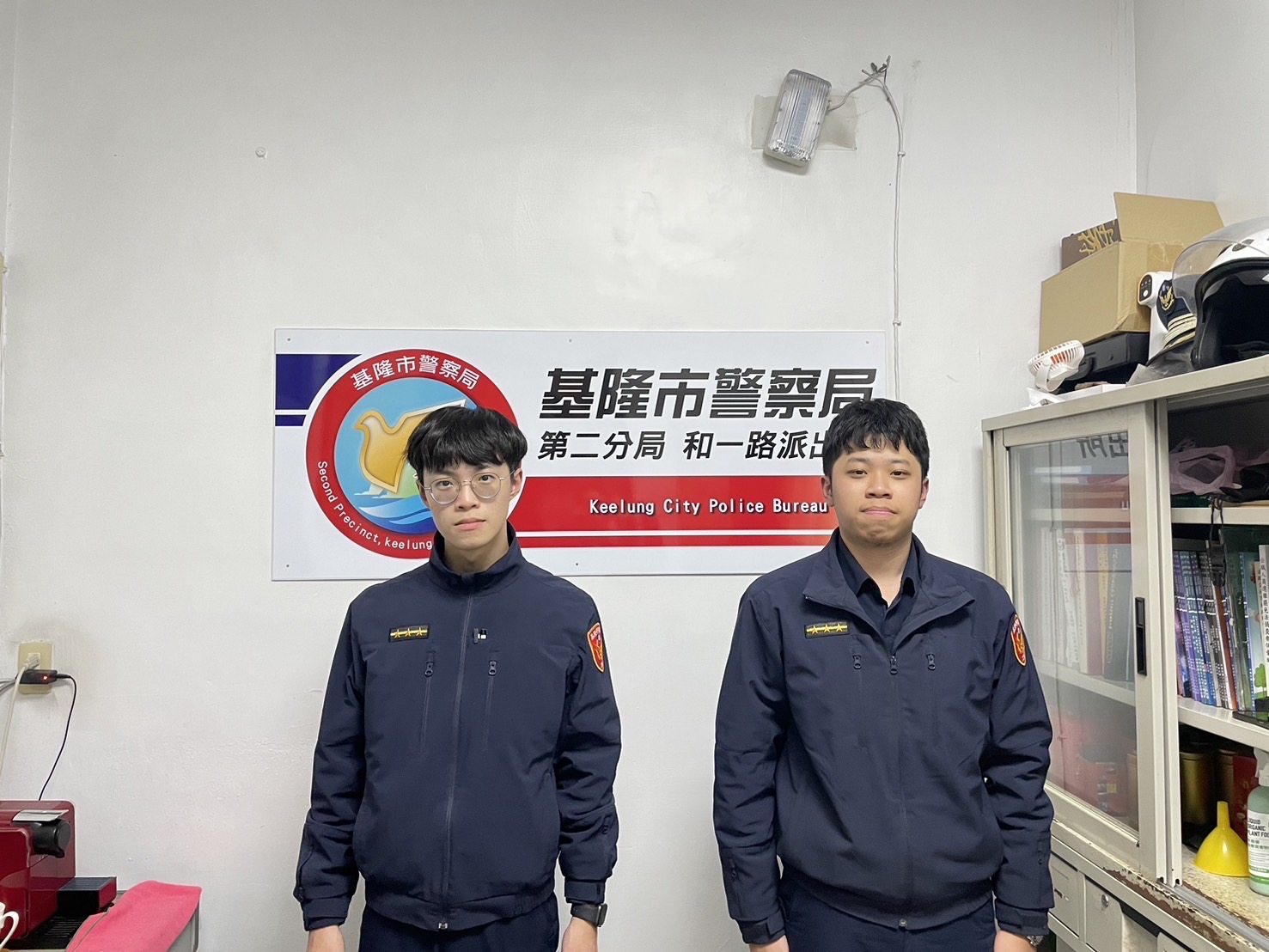 基隆市警察局第二分局和一路派出所警員呂佳駿、高聖傑(左至右)。(記者薛秀蓮翻攝)