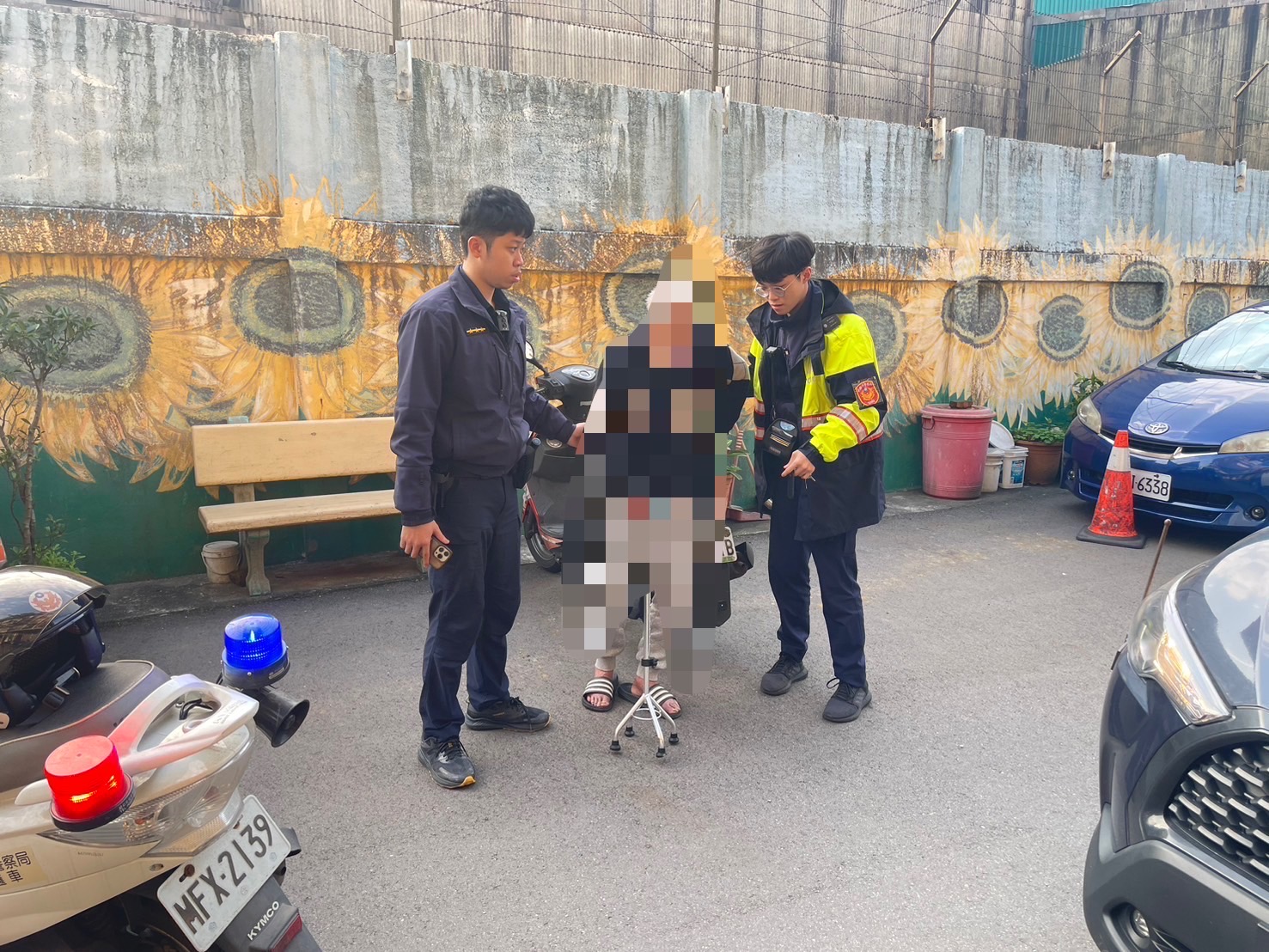 警方接獲報案有迷途老人,呂、高2員前往現場了解。(記者薛秀蓮翻攝)