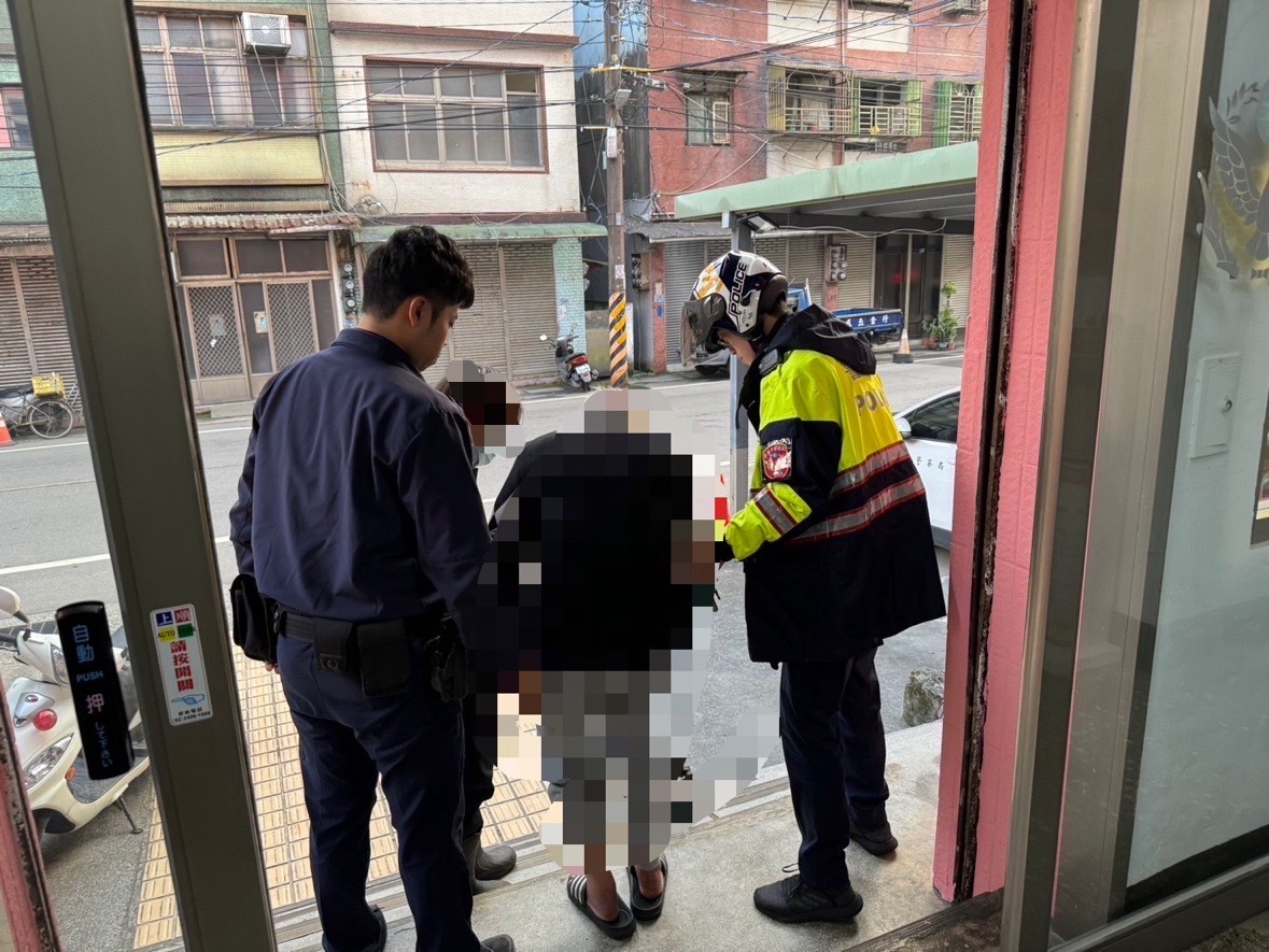 員警成功聯絡上老翁家人並安全將其帶返家。(記者薛秀蓮翻攝)