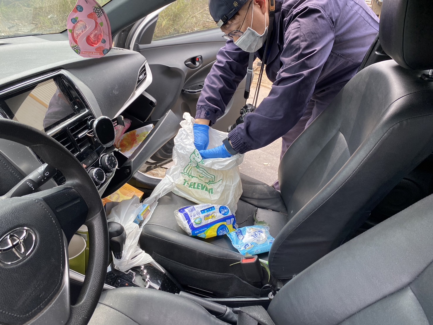 王姓男子拒捕後駕車逃逸,將車輛棄置路邊,警方於作案車輛採集跡證。(記者薛秀蓮翻攝)
