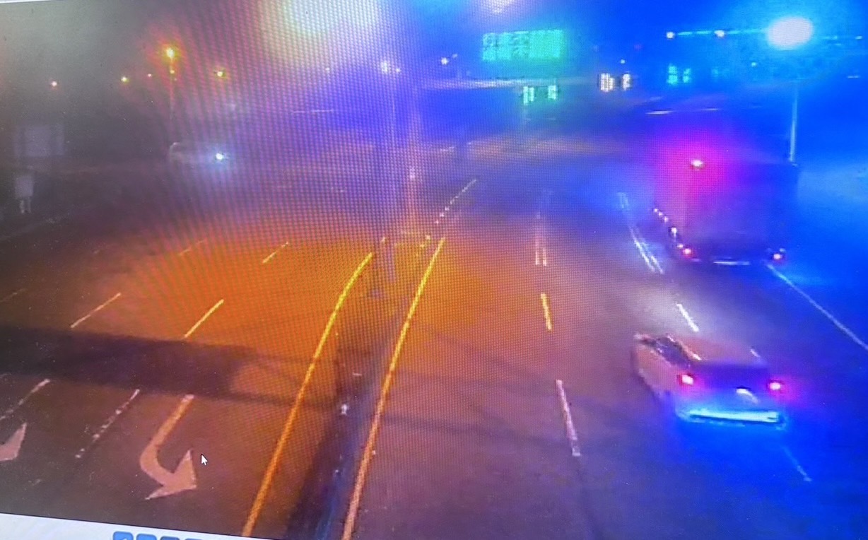 王男拘捕後駕車逃逸。(記者薛秀蓮翻攝)