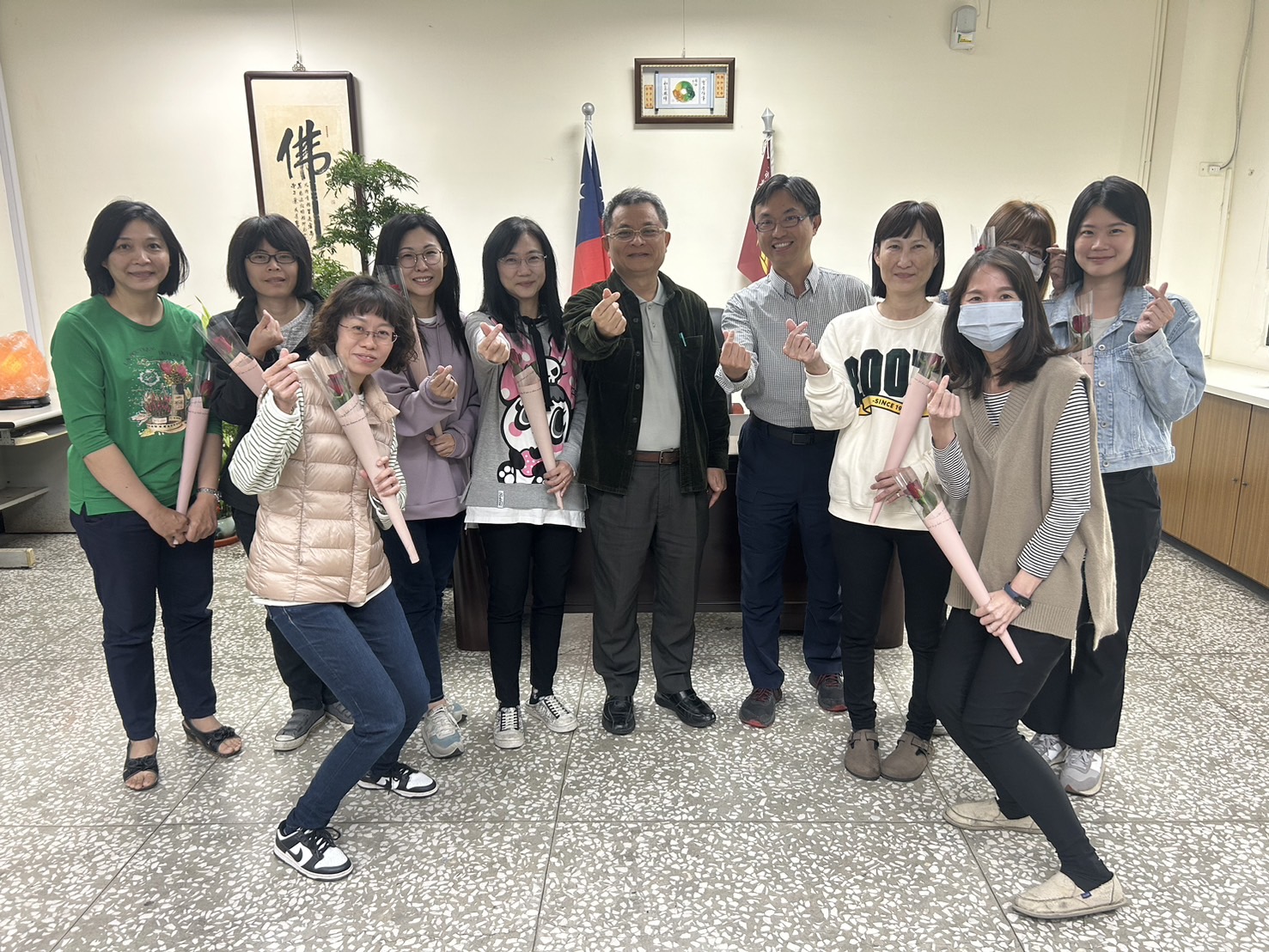 慶祝國際婦女節 湖內分局長致贈玫瑰感謝女警付出。〈圖/記者蔡宗武翻攝〉