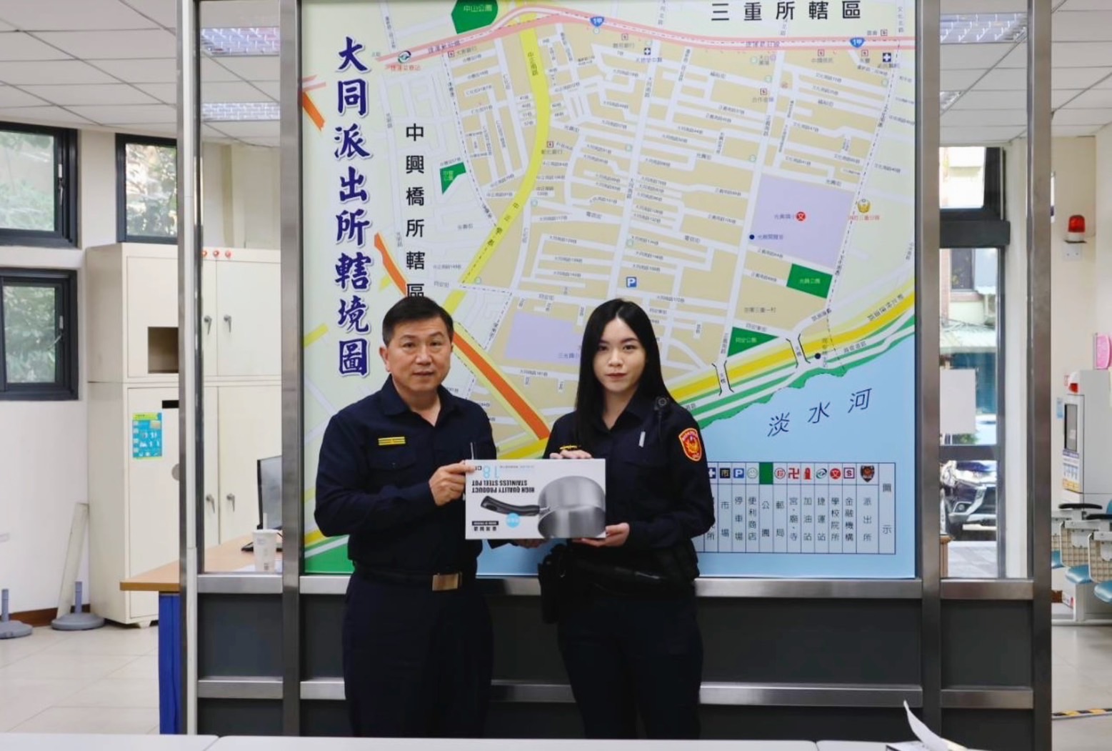三重分局分局長黃南山致贈女性同仁精美禮物。(記者宋紹誠翻攝)