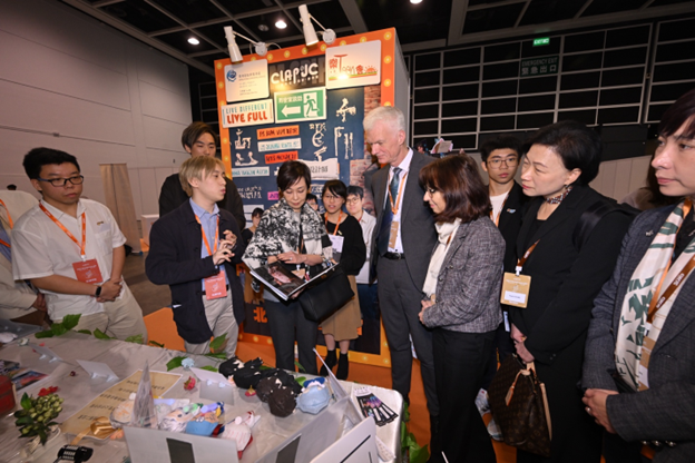 經濟合作暨發展組織（OECD）教育與技能局主任Andreas Schleicher（右五）與 「賽馬會鼓掌．創你程計劃」督導委員會主席施穎茵女士（左四），JP一同參觀年青人主導的主題展覽及表演。