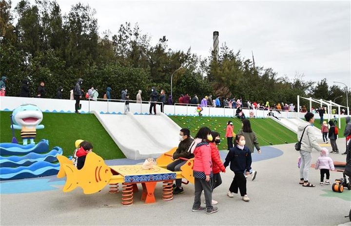 觀光新亮點!彰化縣首座水岸遊憩公園 嬉濱海豚公園啟用