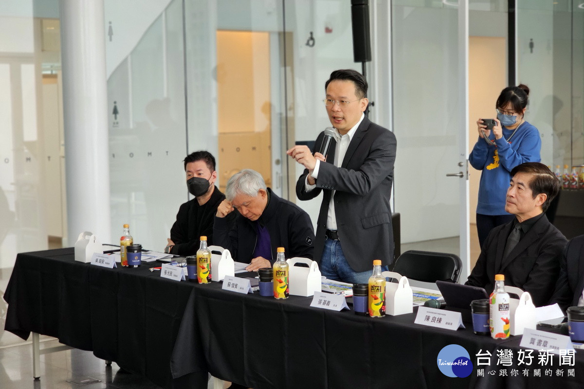 桃園市副市長蘇俊賓率同市府團隊積極爭取2026年「台灣設計展」主辦城市。(圖/蘇俊賓臉書)