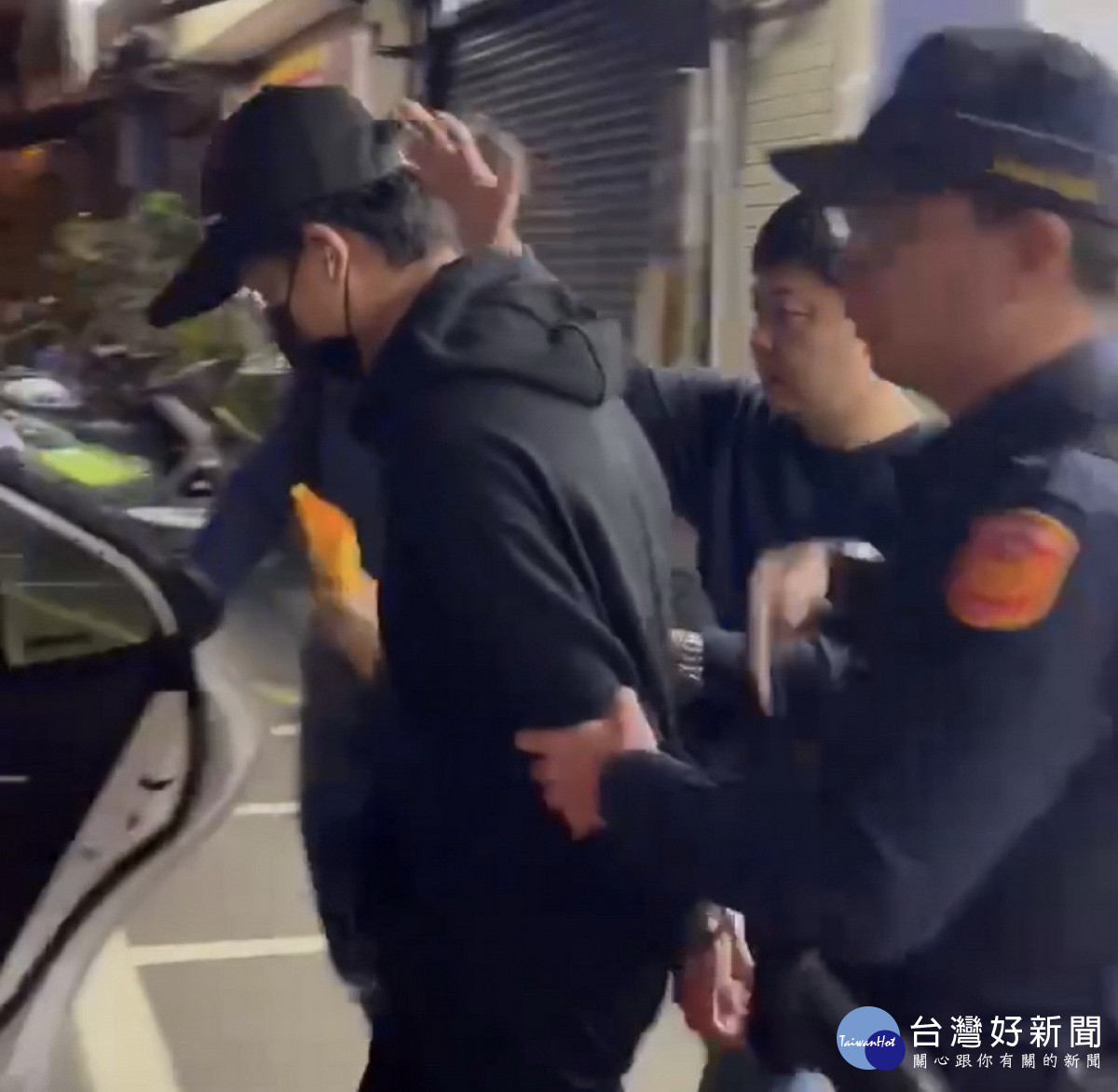 鄭姓車手於交款中束手就擒。(民眾提供)
