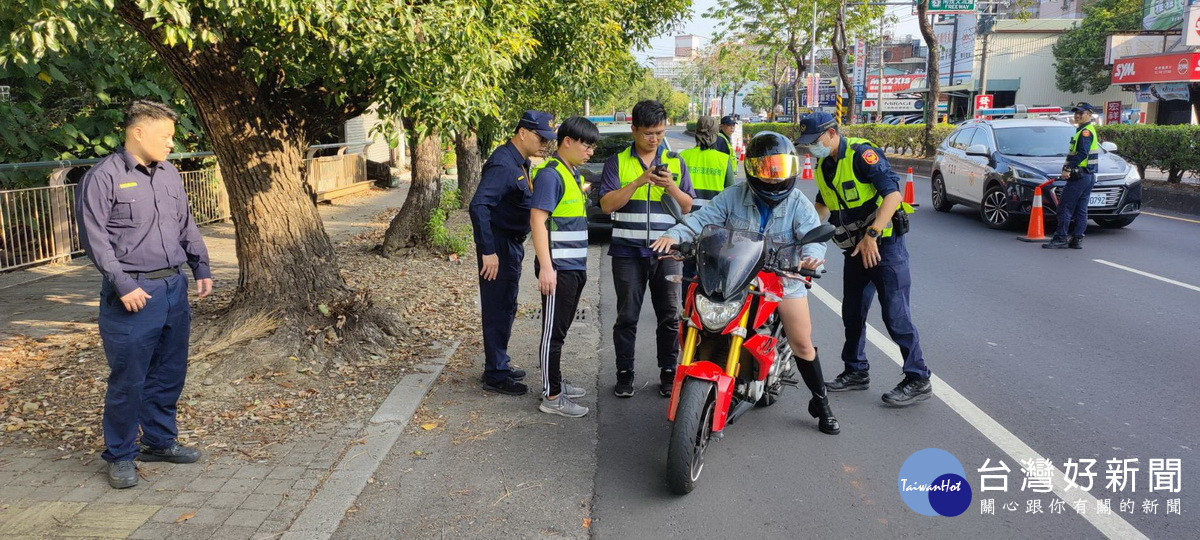 南投分局與環保局聯合執行噪音車輛取締。(南投分局提供)