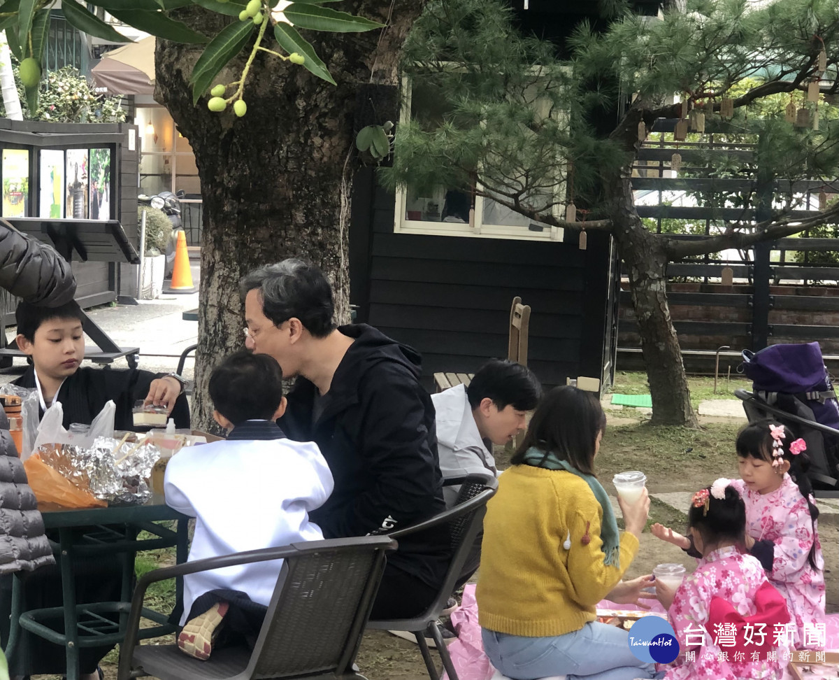 穿著浴衣吃野餐別有風味。
