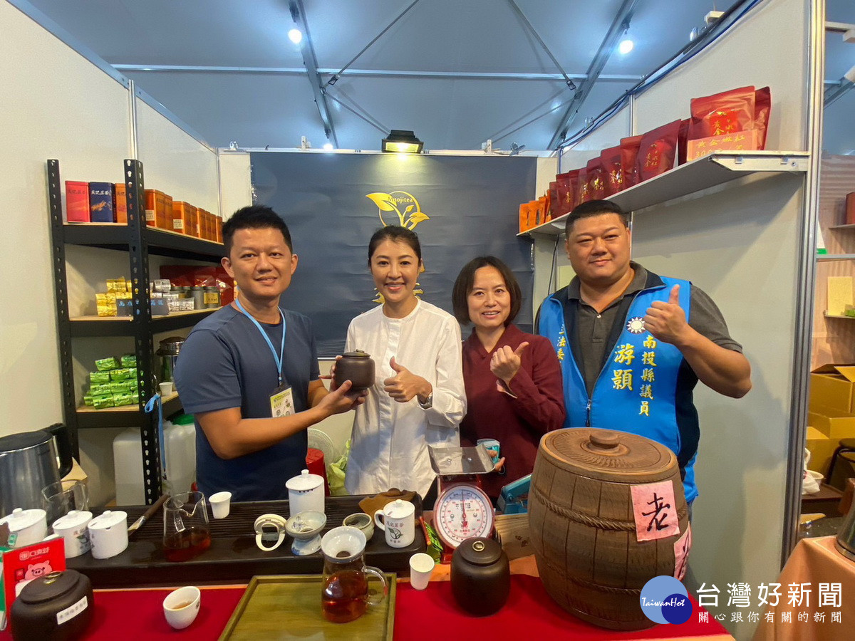 游立委與南投縣許縣長都積極協助農友推廣茶產業。(游顥辦公室提供)