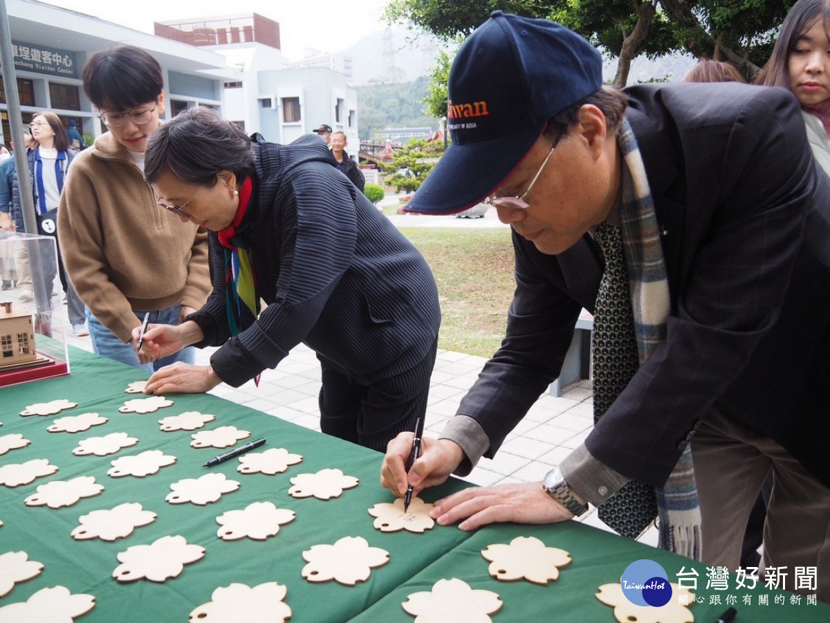 貴賓於櫻花造型木片簽名後懸掛於祈福永生樹,象徵永續旅遊資源細水長流。