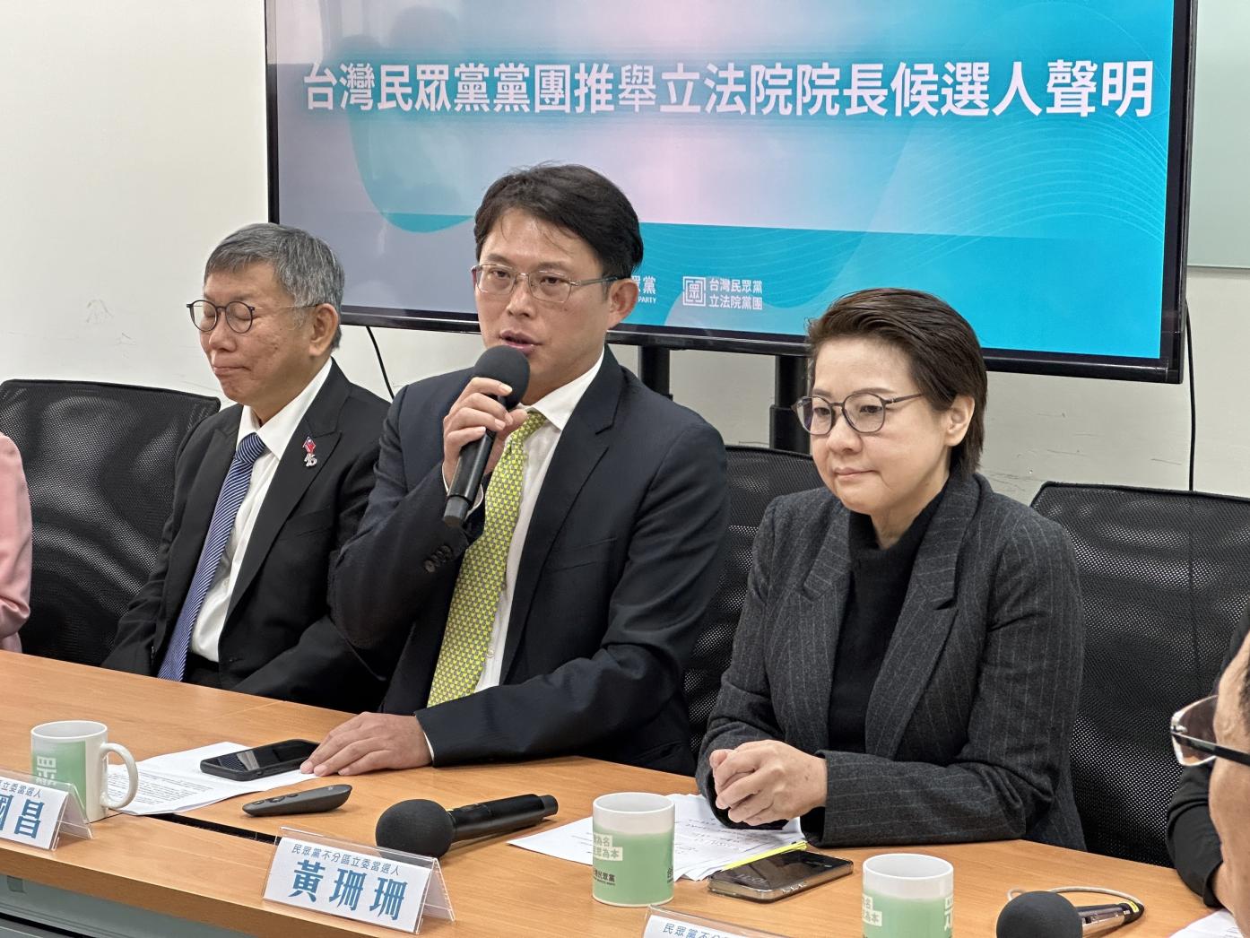 黃國昌(中)9日痛批,NCC的書面報告1,萬3000字的內容,有超過9300字都是照抄去年舊的內容。資料照片/林啟弘攝