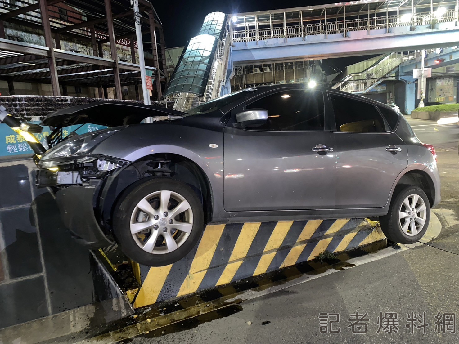 新北,蘆洲,休旅車,分隔島,動彈不得