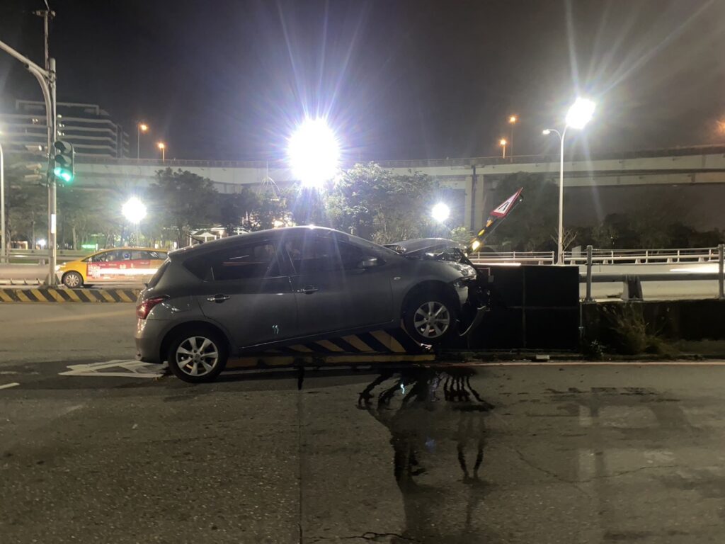 新北,蘆洲,休旅車,分隔島,動彈不得