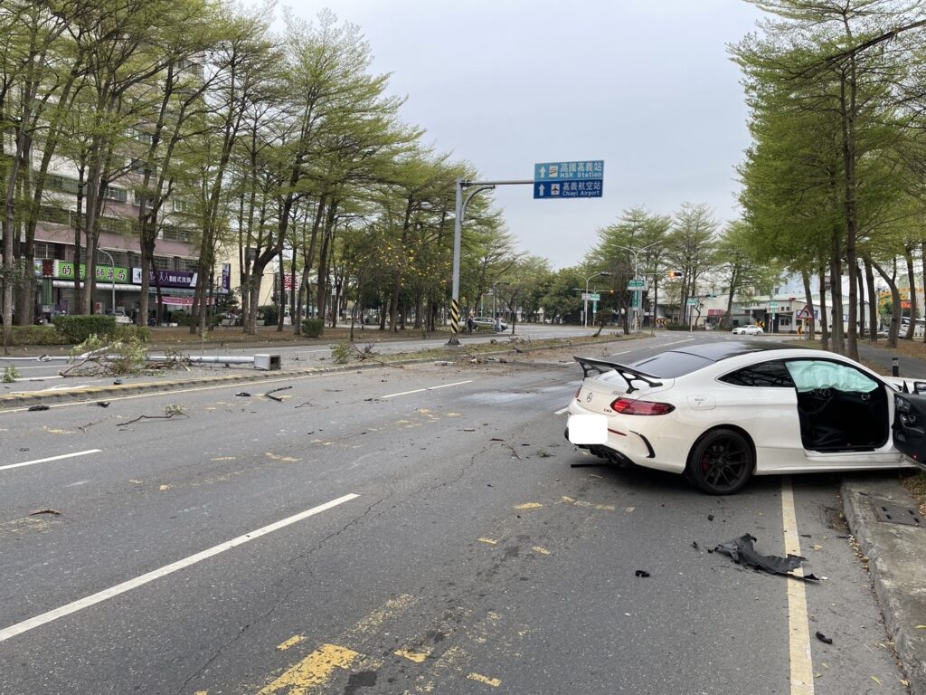 嘉義,賓士跑車,酒駕,自撞,車禍