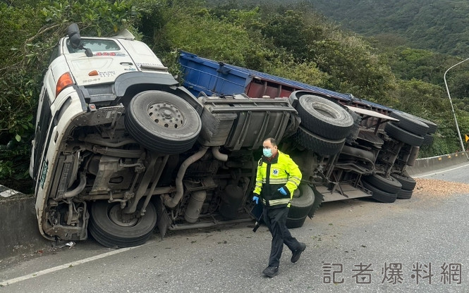 台2線,貢寮,曳引車,翻覆,木屑