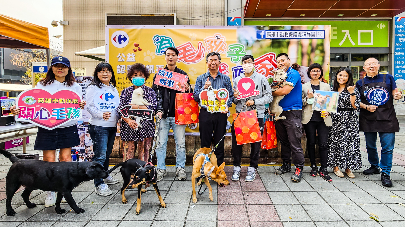 ▲高雄市動保處聯合家樂福參與認養活動,幫助流浪的毛小孩找到家。(圖/記者黃淑貞攝)