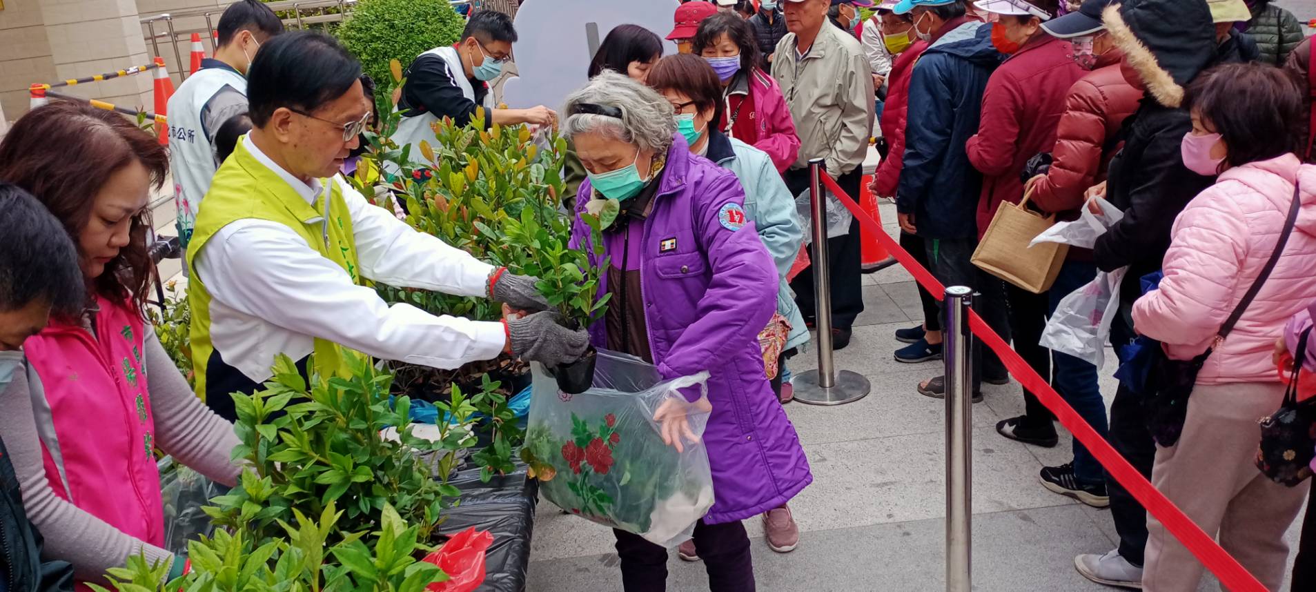 ▲彰化市公所在生活藝文館前廣場再加碼舉辦第二波贈苗活動,吸引了眾多市民踴躍參與,民眾大排長龍領取苗木植栽。(記者張溎壕攝)