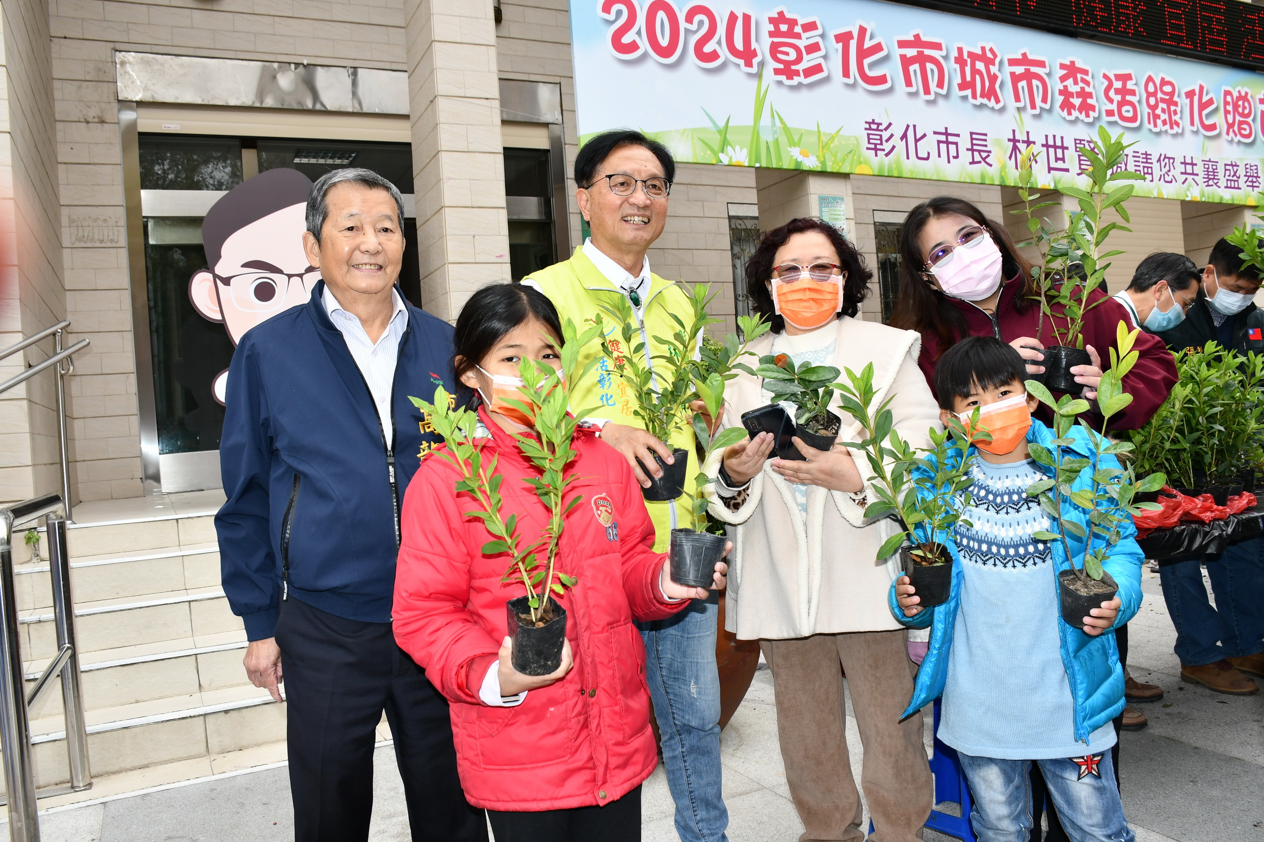 ▲彰化市公所在生活藝文館前廣場再加碼舉辦第二波贈苗活動，吸引了眾多市民踴躍參與，民眾大排長龍領取苗木植栽。（記者張溎壕攝）