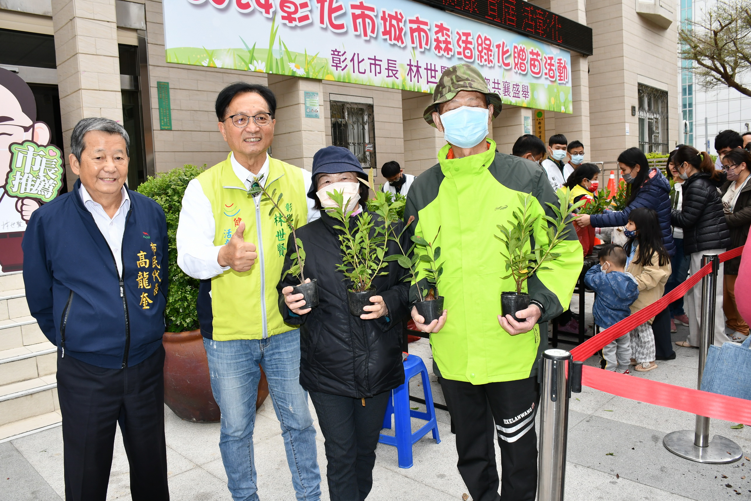 ▲彰化市公所在生活藝文館前廣場再加碼舉辦第二波贈苗活動，吸引了眾多市民踴躍參與，民眾大排長龍領取苗木植栽。（記者張溎壕攝）