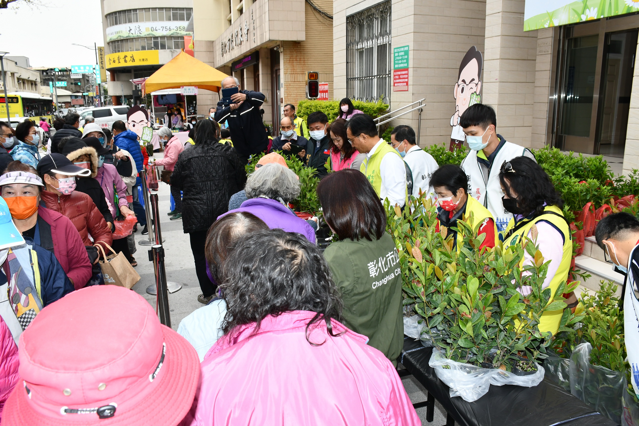 ▲彰化市公所在生活藝文館前廣場再加碼舉辦第二波贈苗活動，吸引了眾多市民踴躍參與，民眾大排長龍領取苗木植栽。（記者張溎壕攝）