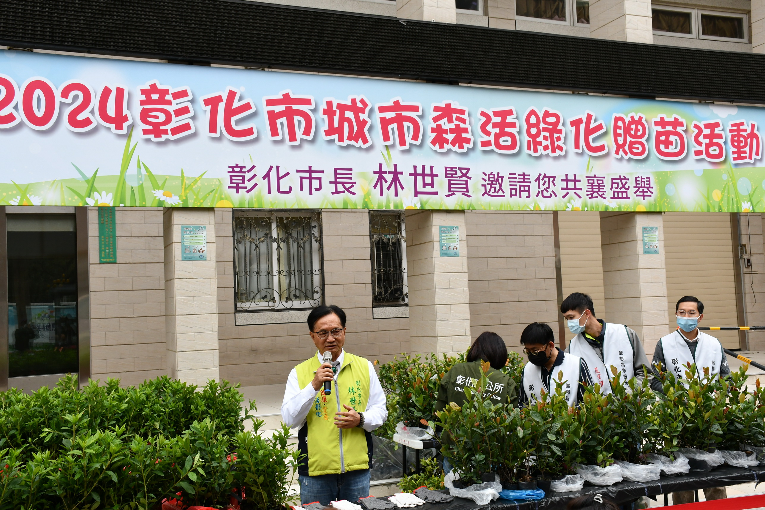 ▲彰化市公所在生活藝文館前廣場再加碼舉辦第二波贈苗活動，吸引了眾多市民踴躍參與，民眾大排長龍領取苗木植栽。（記者張溎壕攝）