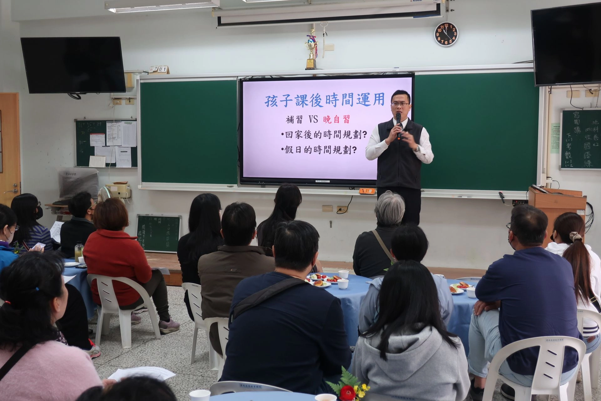 導師和家長說明班級概況及需家長配合事項,期盼親師合作共同陪伴孩子。