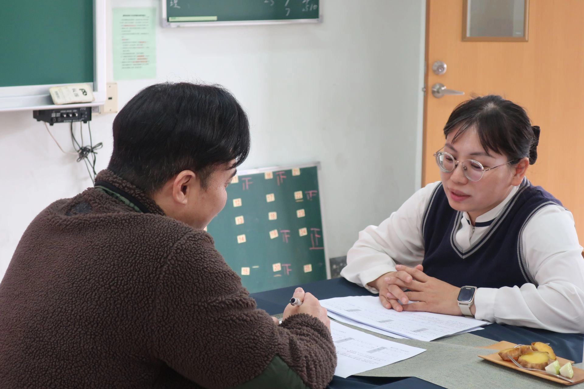 國三學生即將面對會考和升學,國三導師一對一和家長說明孩子學習概況及進行適性輔導