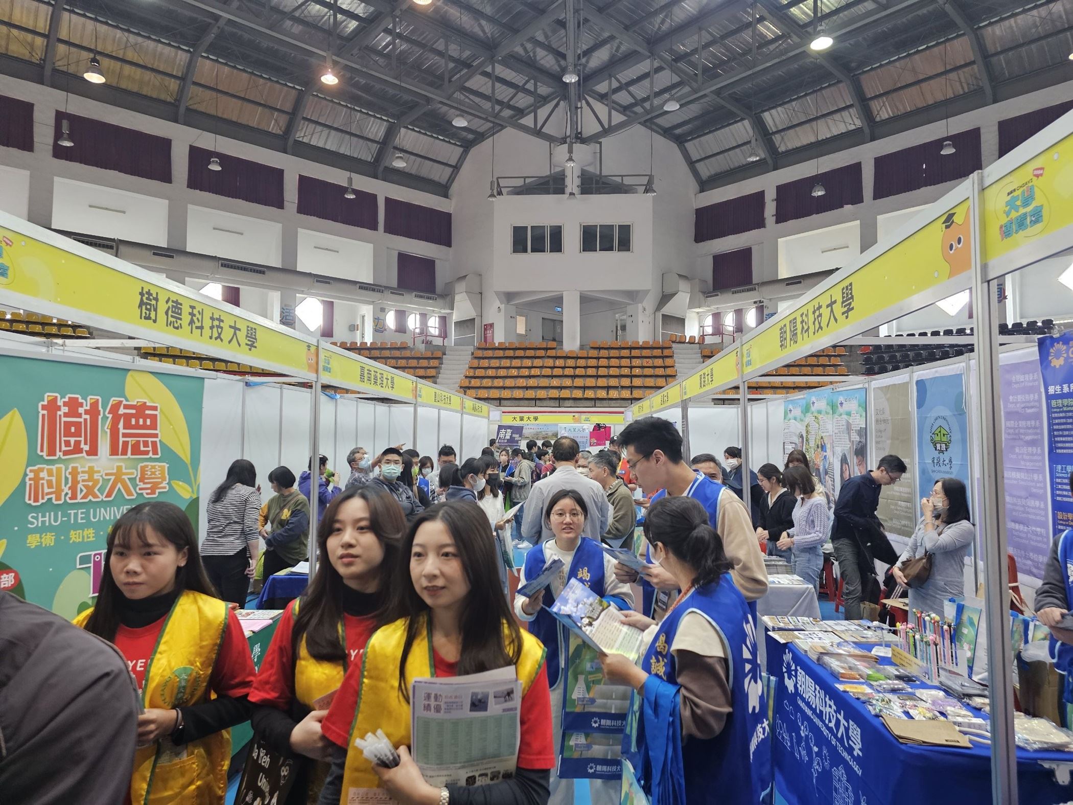 嘉義市大學博覽會盛況空前 63所大專校院參展 學子詢問熱烈