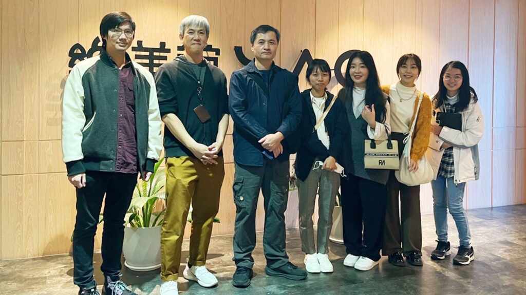 ▲大葉大學多媒體學程黃懷德老師(左三)帶領實習生前往樂美館。(記者林郁芯翻攝)