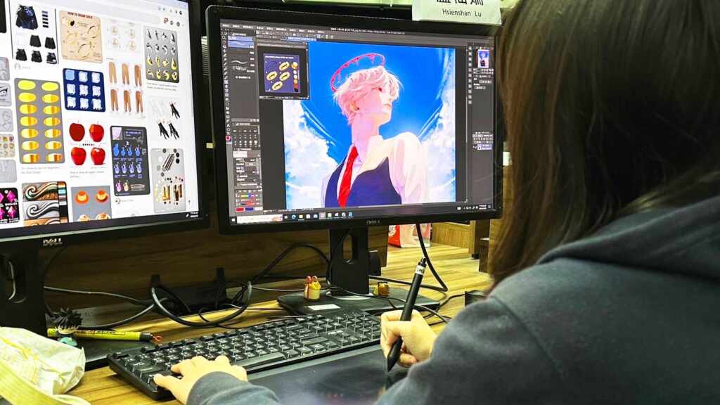 ▲在樂美館全職實習的大葉大學多媒體學程盧仙姍同學專心繪圖。(記者林郁芯翻攝)