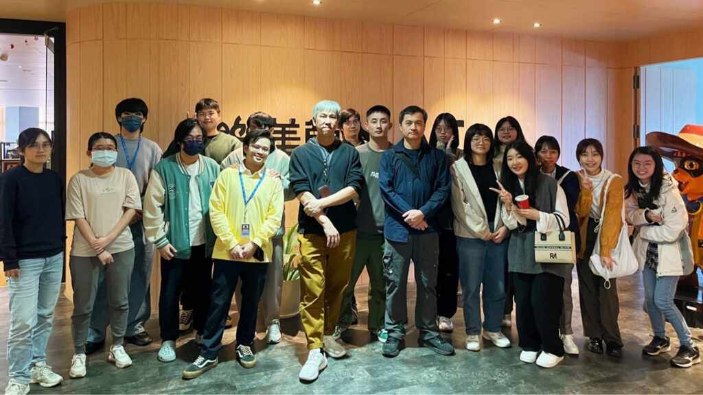 ▲樂美館與大葉大學多媒體學程合作全職實習多年,實習留任的學長姊與前往實習的學弟妹。(記者林郁芯翻攝)