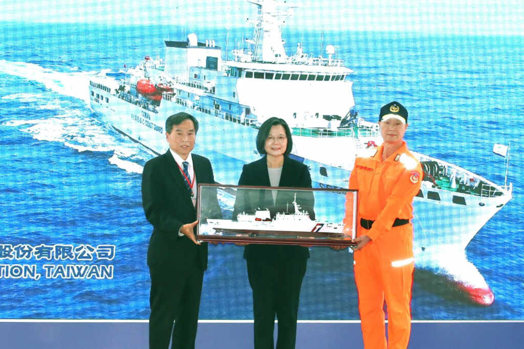▲蔡英文總統今天上午偕同賴清德副總統出席「海巡署嘉義級巡防艦第3艘雲林艦交船暨第4艘4000噸級巡防艦命名下水聯合典禮」。(記者張玉泰翻攝)