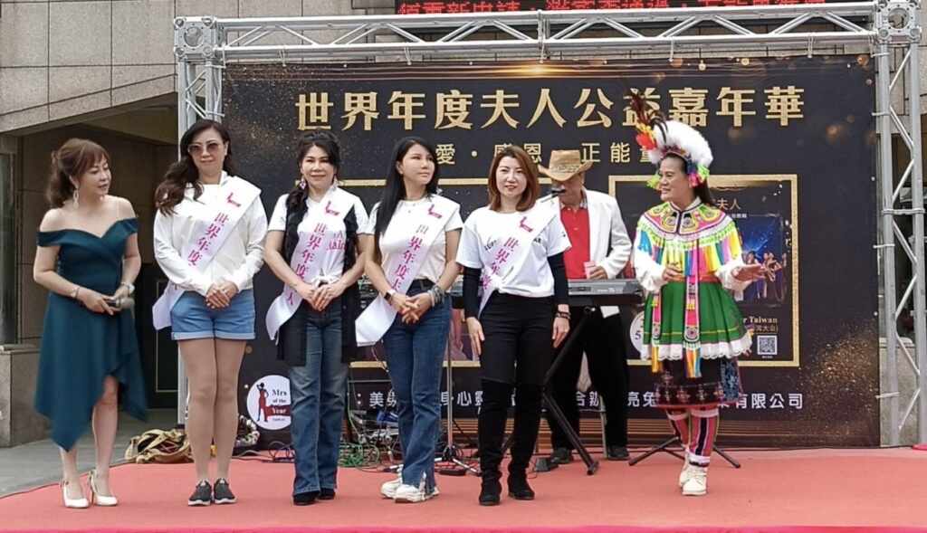 ▲大會初審的佳麗,登台亮相並持發票箱勸募。(記者林明佑翻攝)