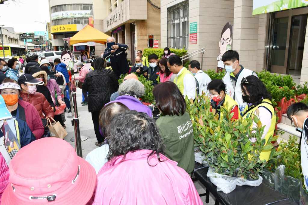 ▲民眾大排長龍領取苗木植栽。（彰化市公所提供）