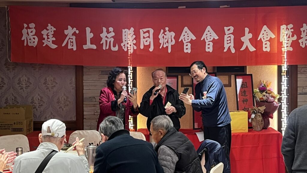 鄉長們高歌一曲,展現出樂觀向前的精神(記者林志毅拍攝)