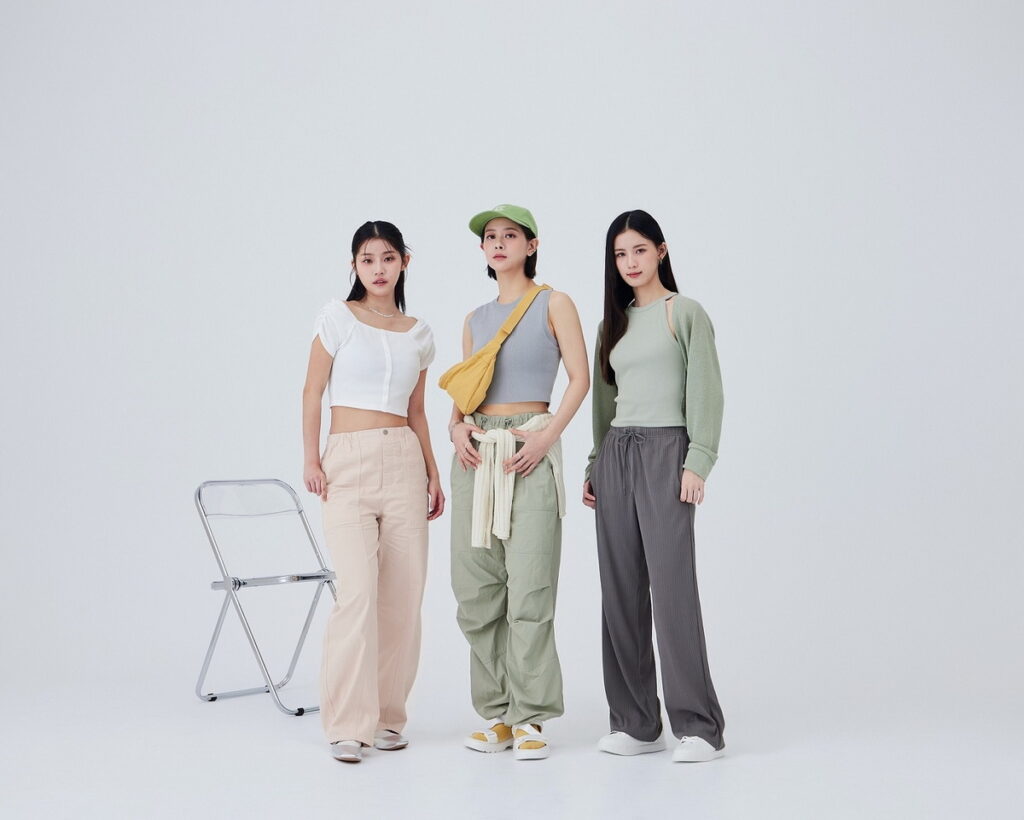 GU「PULL ON PANTS美型輕便褲系列」推出「羅紋輕便褲」、「繭型輕便褲」、「輕型降落傘褲」三個版型,讓各種風格的女孩絕對都能找到自己的命定款式!