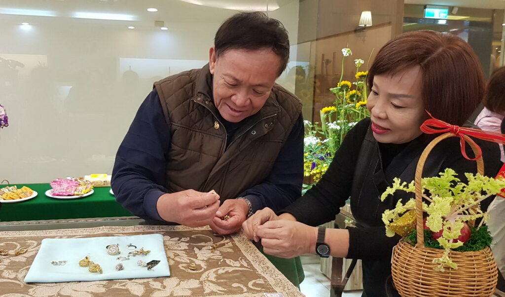 民眾採購飾品圖