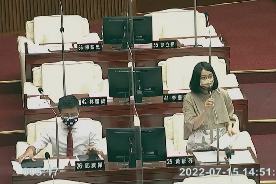 「好想抱你睡喔」 前議員黃郁芬外遇小王判賠40萬 210 「好想抱你睡喔」 前議員黃郁芬外遇小王判賠40萬 209
