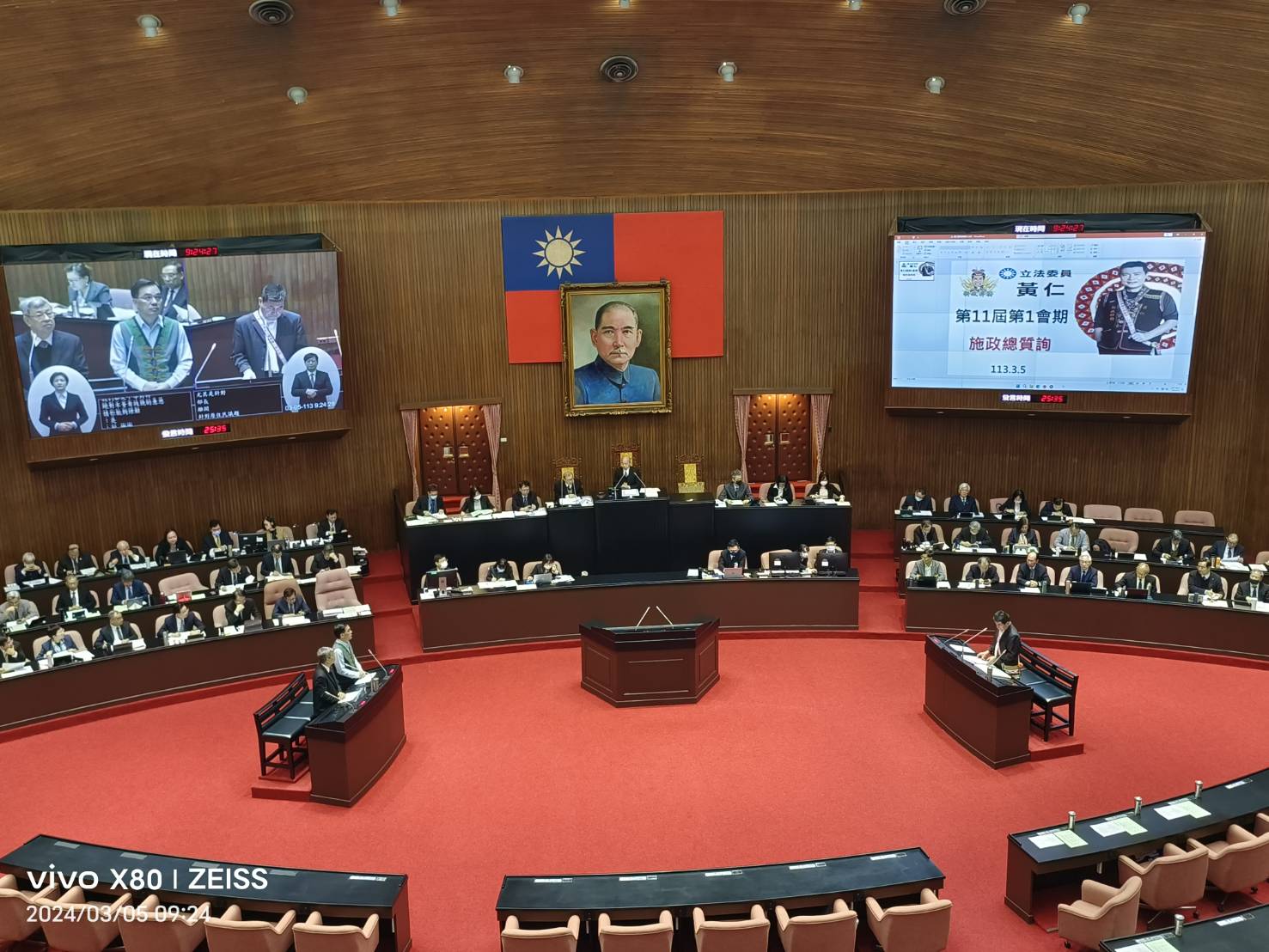 新科立委黃仁在立法院施政總質詢時為都會區原住民請命,要求落實規劃全國都會區建蓋原住民專屬的社會住宅。(記者包克明攝)