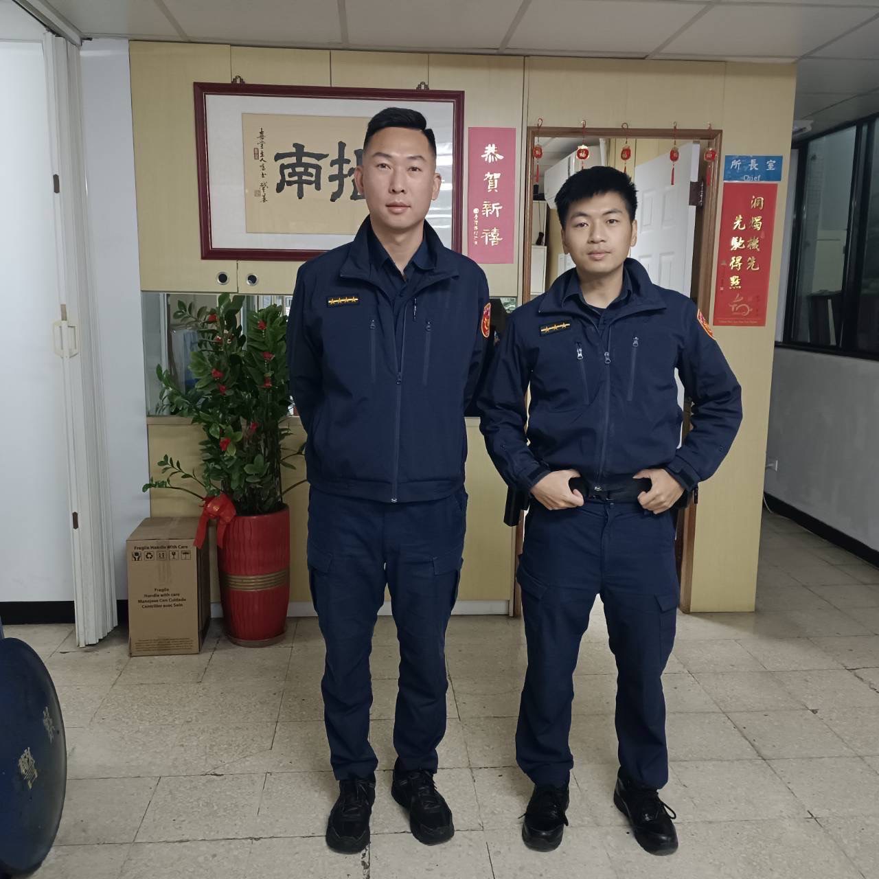 指南派出所巡佐沈家群（圖左）警員鄭宇倫（圖右）及時到場提供訊息及協助，成功阻止了金錢損失，保住民眾財物。（圖/記者 張泓笙翻攝）