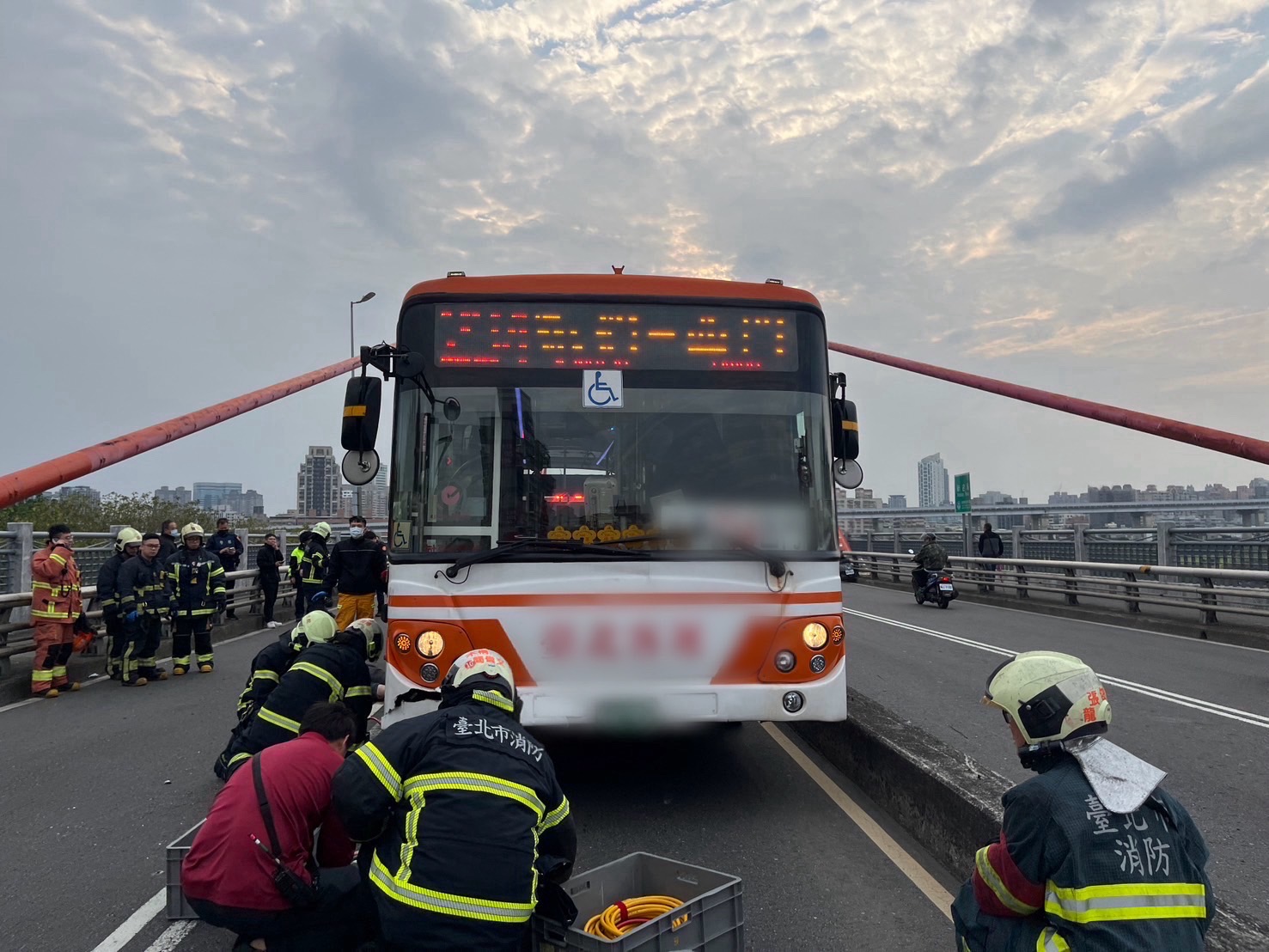 警消到場救護遭輾壓林姓重機駕駛將其緊急送醫。（圖/記者 張泓笙翻攝）