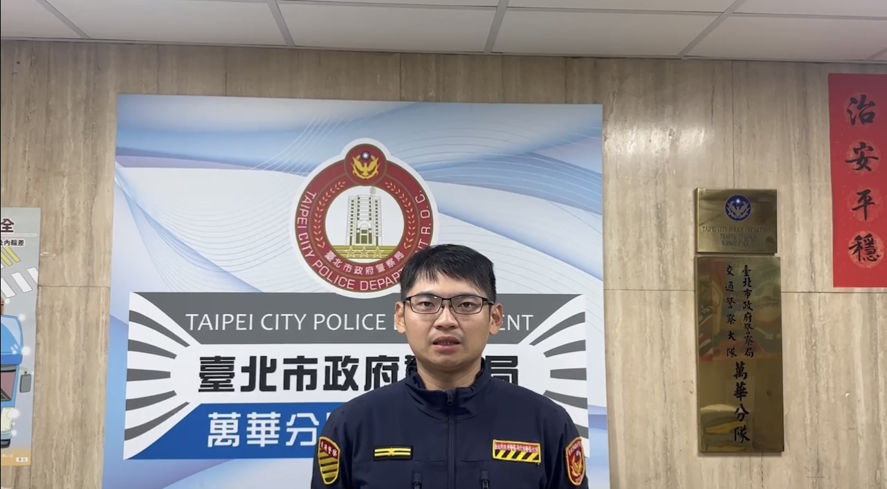 交通分隊分隊長江柏欣說明案情經過，並呼籲駕駛人上路時應保持高度注意力，隨時注意前方路況。（圖/記者 張泓笙翻攝）