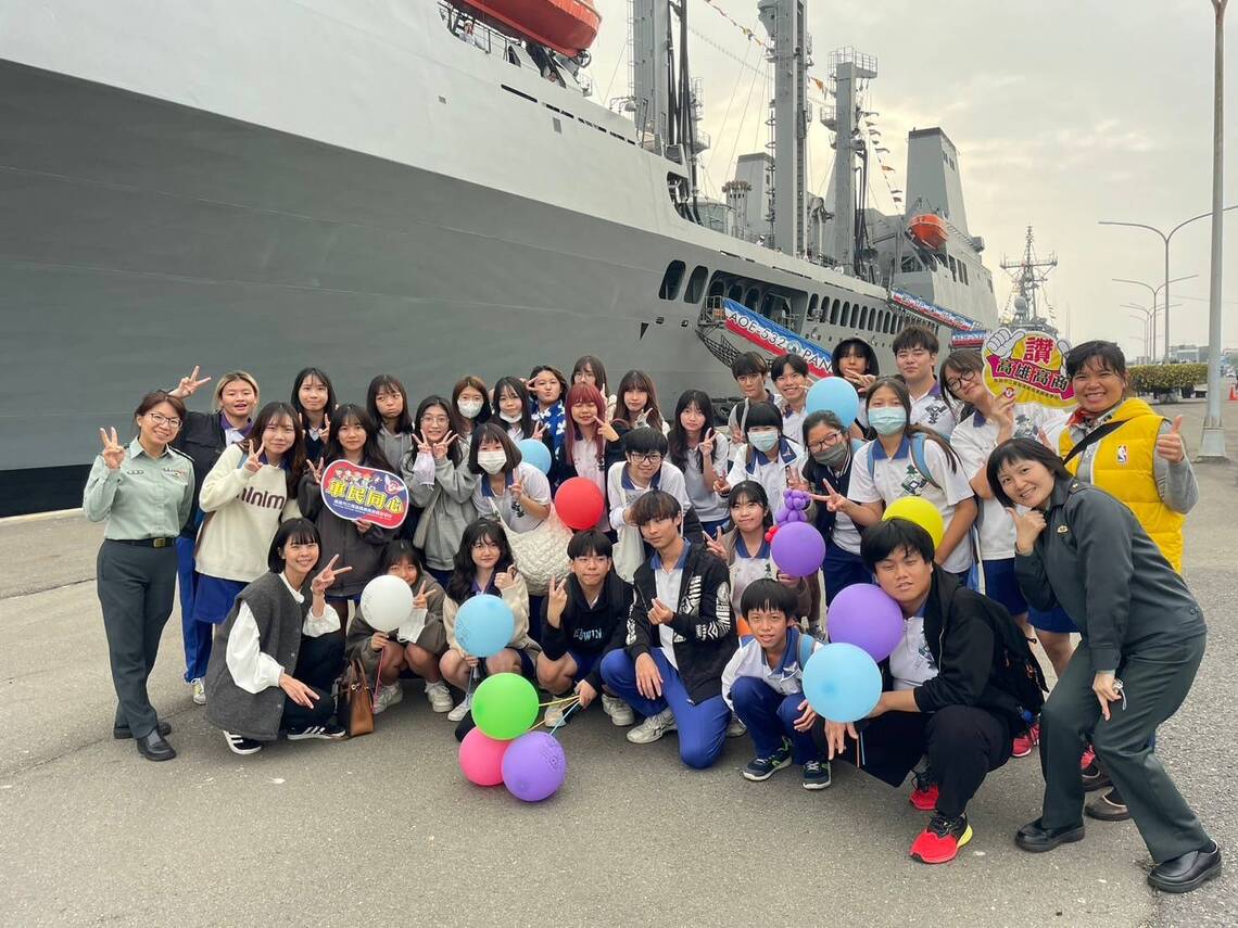 漾新聞|雄商師生參訪海軍敦睦遠航支隊認識海軍也獻卡鼓勵