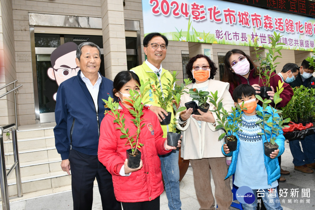 贈苗2000株，林世賢市長再加碼愛地球愛動物。