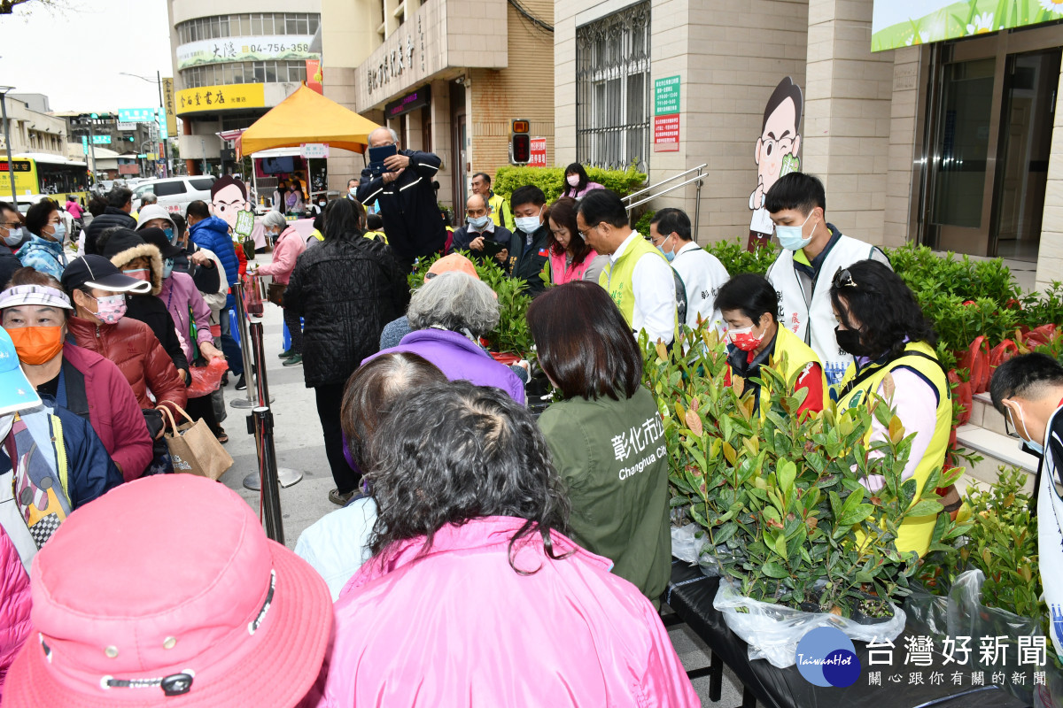 民眾大排長龍領取苗木植栽。