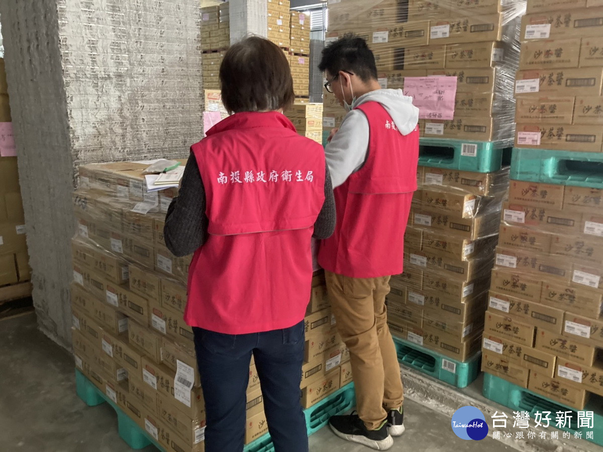 南投衛生局稽查金福華南投廠蘇丹紅原料。（衛生局提供）