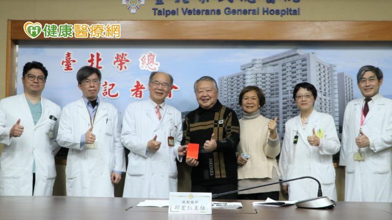 73歲男腎癌用1治療「凍死」癌細胞 保住腎不用再治療術後開心大肆慶祝!