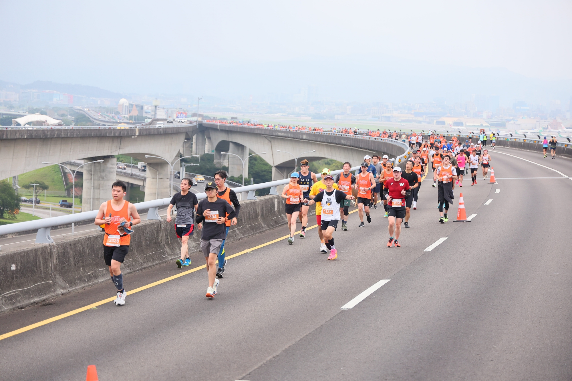 《路跑》2024 ISUZU臺北國道馬拉松今晨開跑 跟著超人力霸王布雷薩 萬人齊上國道