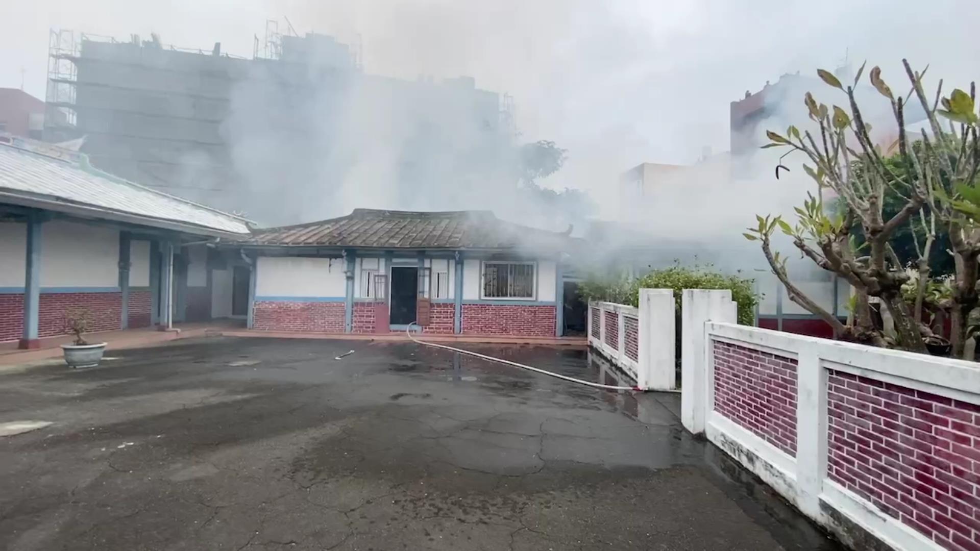 ▲田中鎮南北街發生火警，火勢波及到縣定古蹟壽山堂，造成壽山堂護龍內部嚴重燒毀。（記者張溎壕攝）